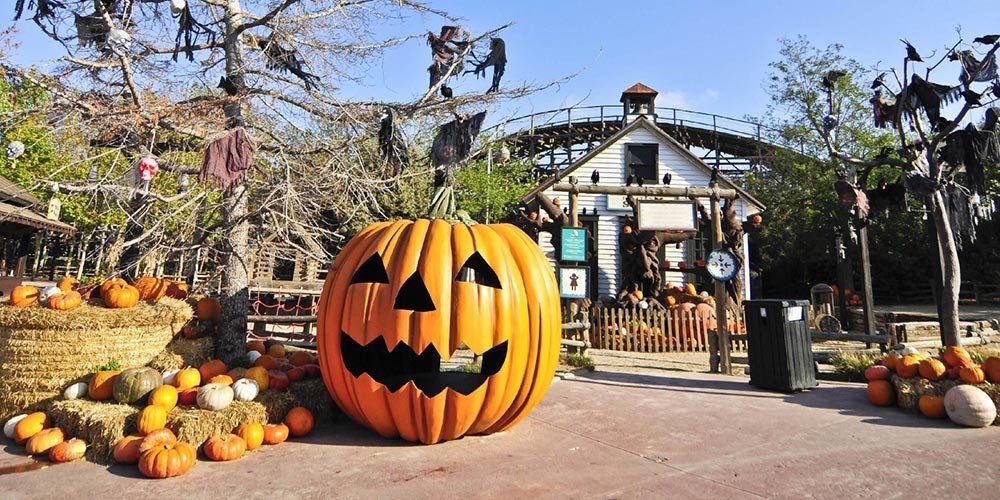 KIDSCLUSTER's tweet photo. L'etern debat: #castanyada o #halloween? Potser no cal triar i podem gaudir d'un #findekids en #familia entre carabasses i panellets:
🌰Al @parctibidabo 
🎃A @Portaventura_ES 
👻Al @PobleEspanyol 
Foodtrucks, ensurts, jocs de pistes, espectacles... les propostes són incomptables! https://t.co/4uN1Yjjjwo