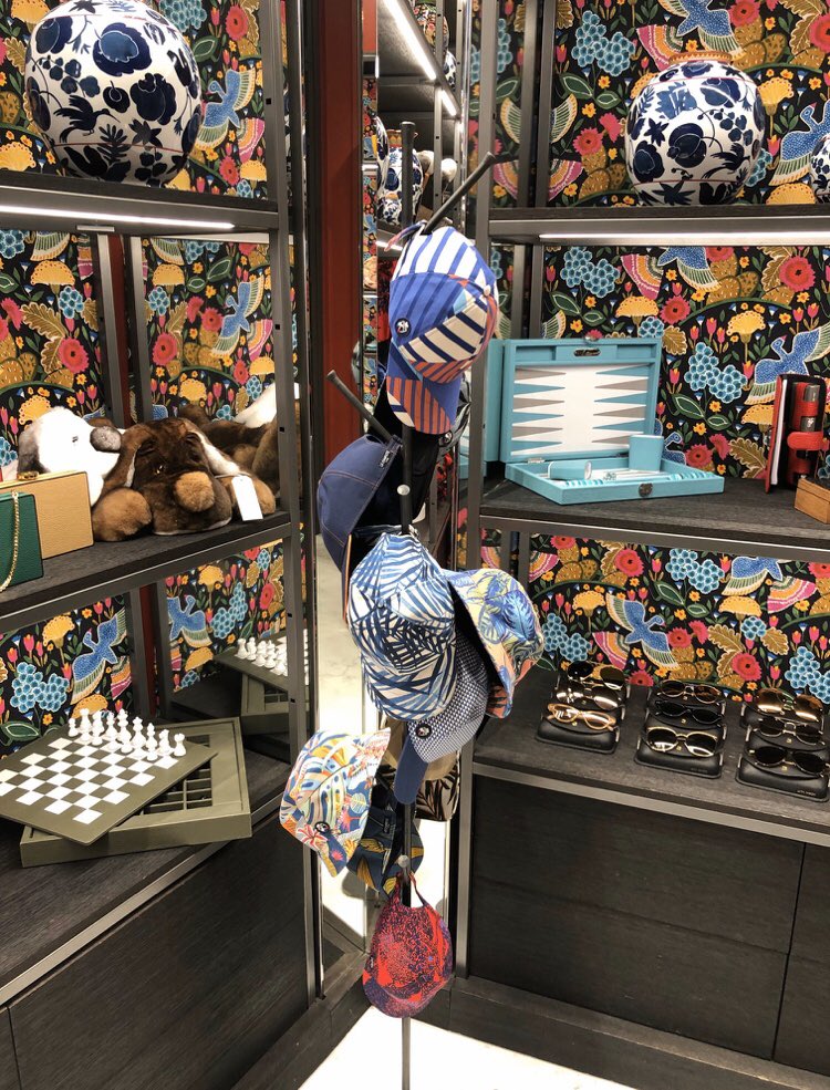Le_ChapoteParis's tweet photo. Le Chapoté bobs &amp; casquettes est en vente dans le concept store @edenbeing du palace parisien @LeBristolParis  👌🧢 we like it !! 😉
#lechapoteparis #moderesponsable #buckethats #casquette #cap https://t.co/MiwG3cc86W