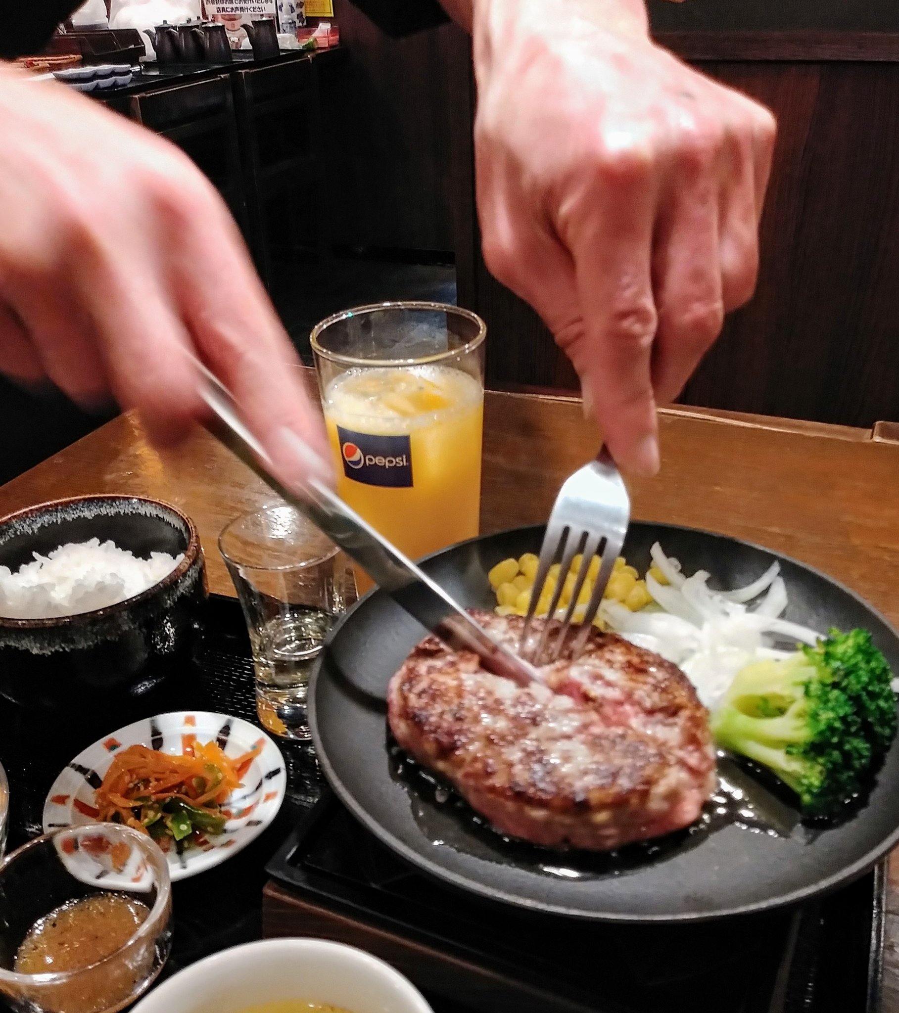 カナへーナ 情熱ホルモン八戸酒場にて 11月末 予定 までランチのみ出店中 三沢市 トゥエンティーナイン 29 さん 東北ではここだけの とろけるハンバーグ にセットメニューをつけて セットおすすめ レアで届いたハンバーグを店員さんが着火 カットして