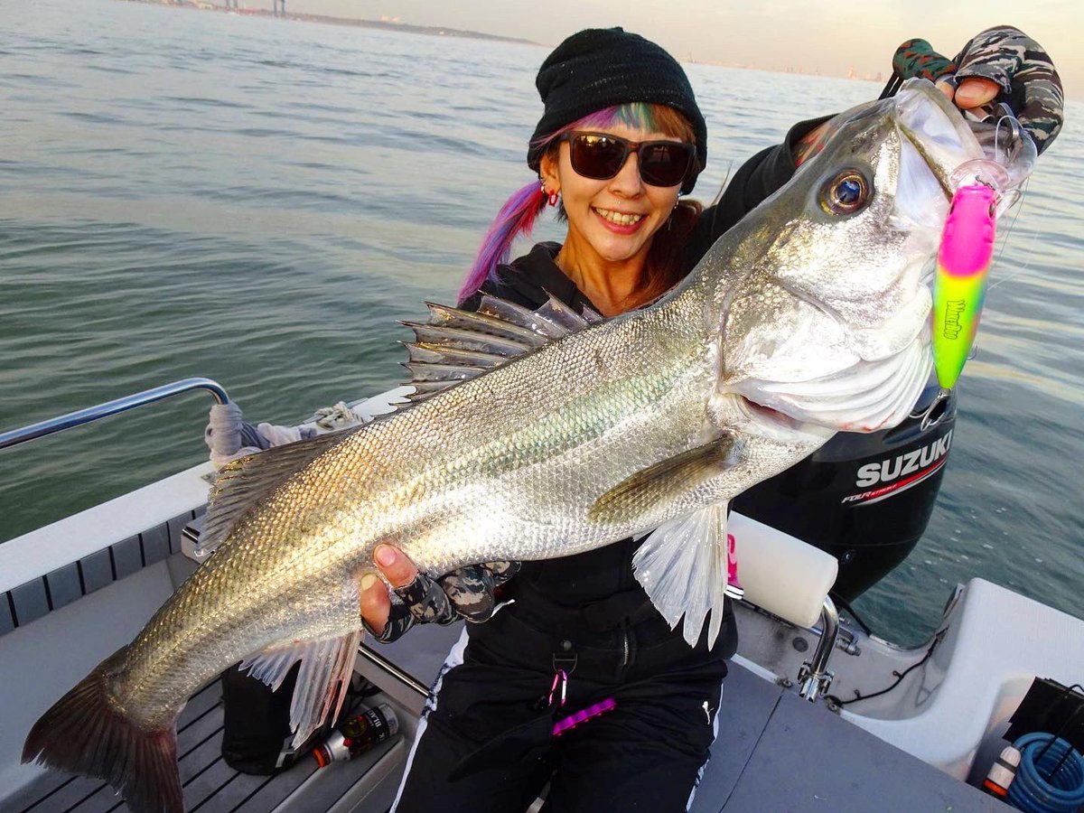 Longin 東京湾プロガイド船 Glory Fishing 女性アングラーさんがデイゲームで自己記録更新となるランカー シーバス2連発 おめでとうございます Longin ロンジン Fishing Seabass ランカーシーバス ウェイキーブー ハイスタンダード