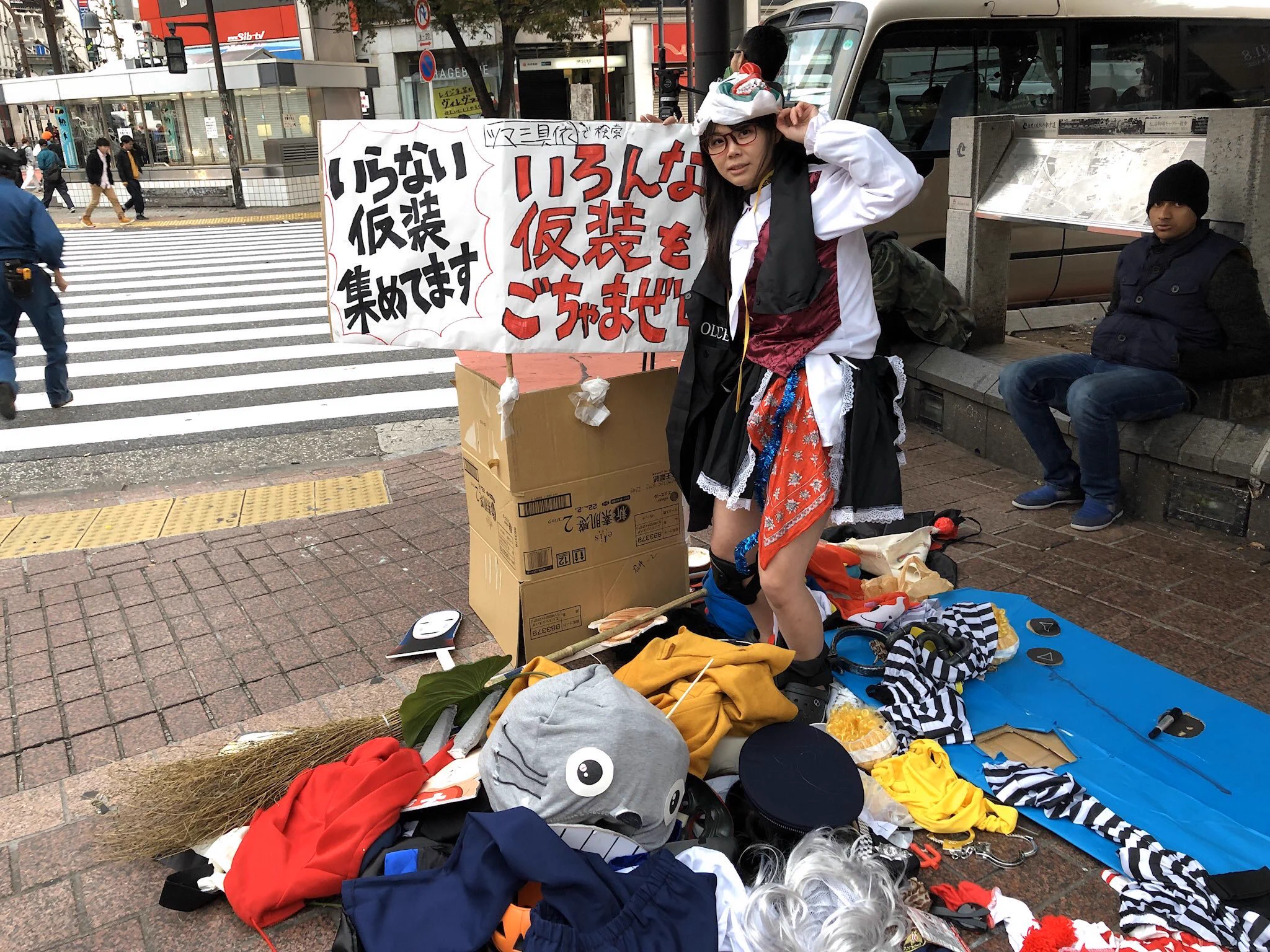「不要な仮装ください」と半裸で立っていた結果？沢山もらったwww