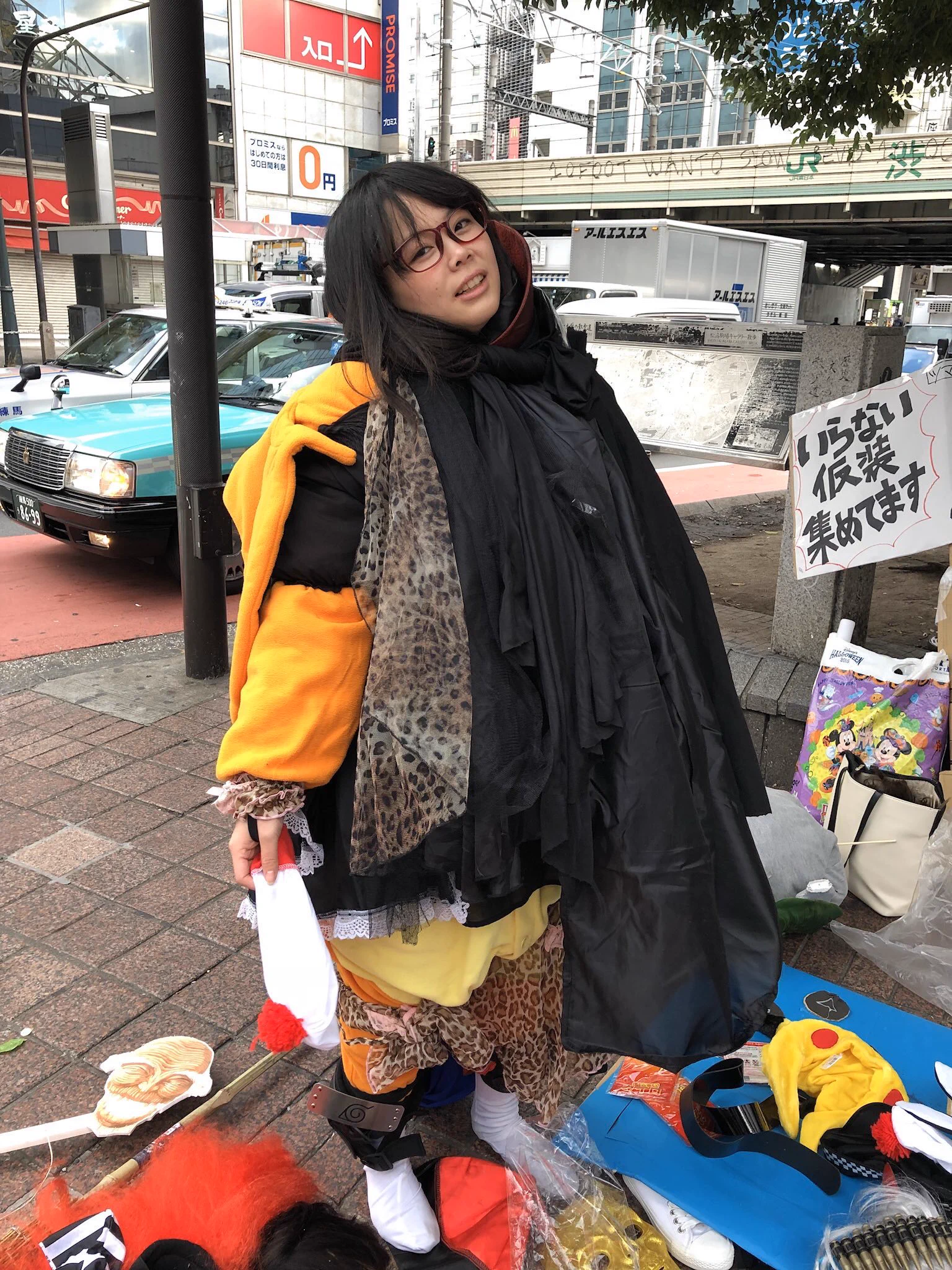 「不要な仮装ください」と半裸で立っていた結果？沢山もらったwww