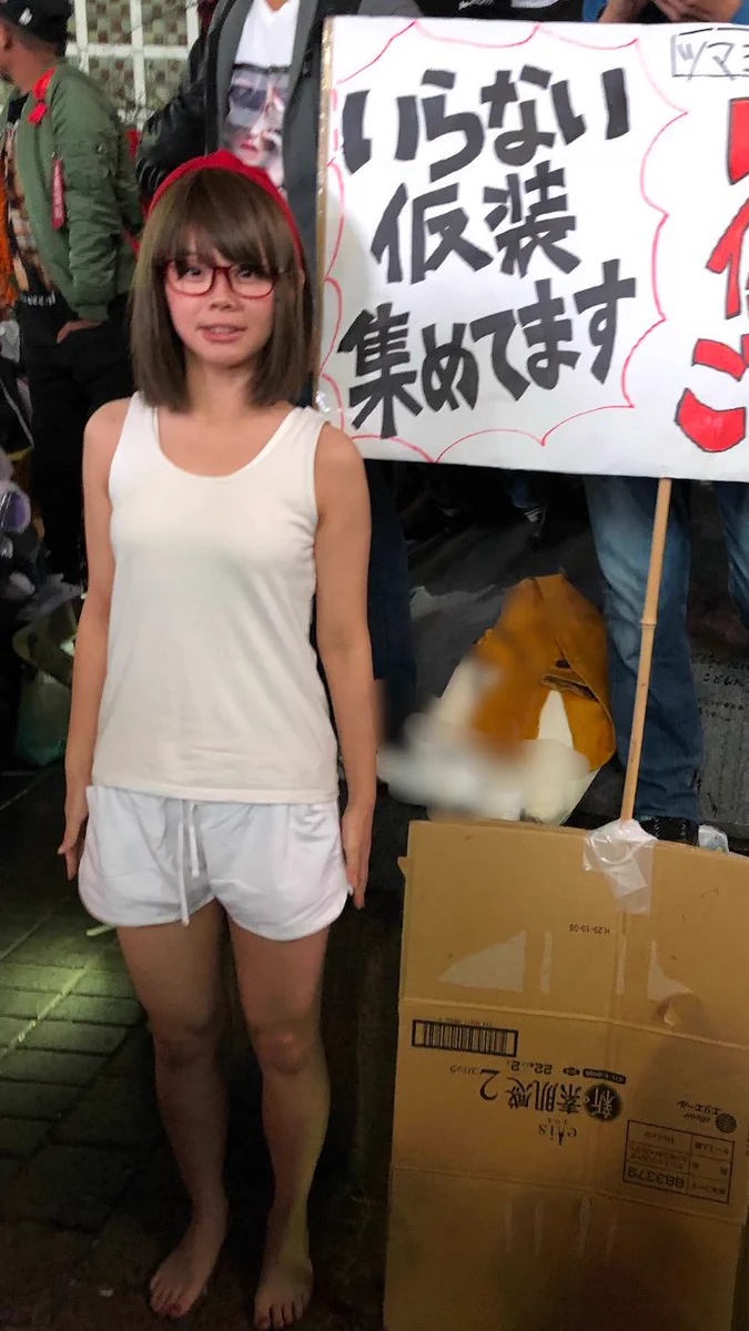 「不要な仮装ください」と半裸で立っていた結果？沢山もらったwww
