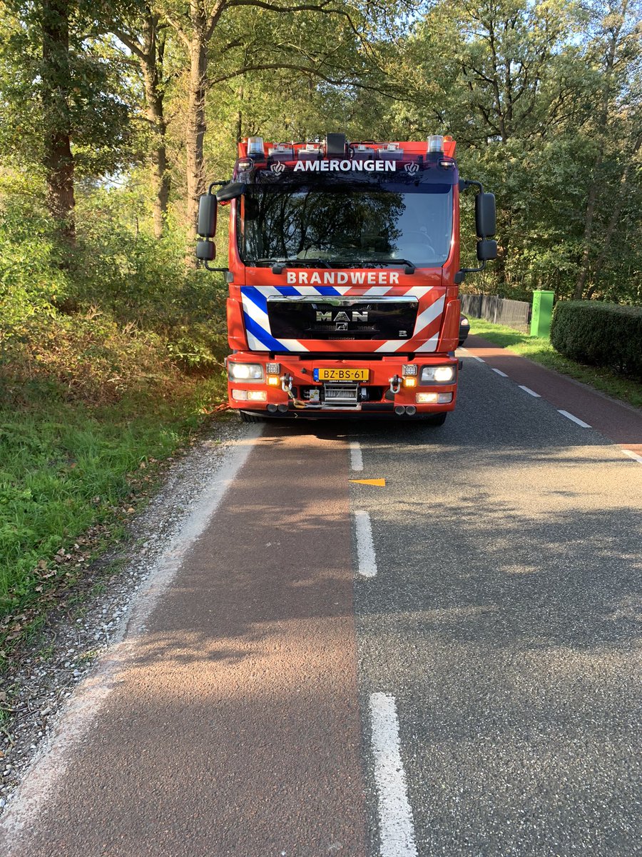 BrwrAmerongen's tweet photo. Vandaag worden de laatste loodjes na de #brandkranencontrole gedaan.
In #Amerongen en #Overberg plaatsen wij #gele #pijlen bij diverse kranen. Zodat wij niet langer dan noodzakelijk aan het zoeken zijn naar #bluswater. @vrutrecht @Vitens @gem_heuvelrug https://t.co/WvcZ7zwWRt