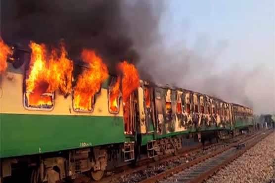 sabheenghoury's tweet photo. Moving train catch fire near Rahim Yaar khan remaining 73 dead and many injured. Authorities claimed the incident happened due to gas cylinder used by passenger family #TrainOnFire https://t.co/tE2DXWwmjP
