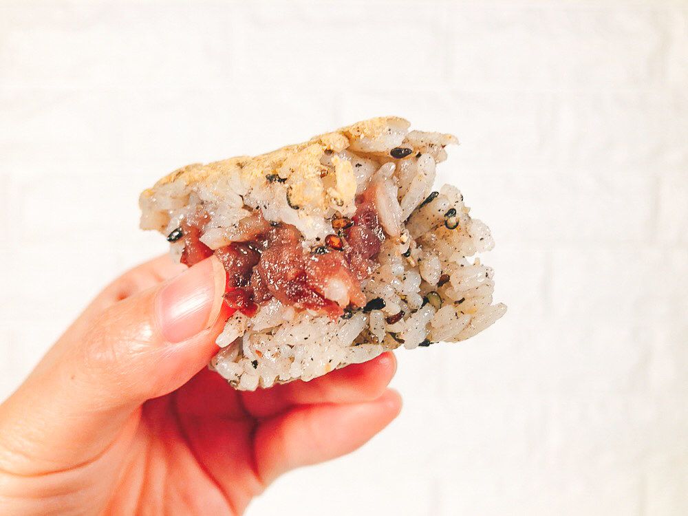 ローソンから出た「おはぎ味のおにぎり」はもう食べました?
「おはぎが好きだけど気軽に食べられない」という悲しみを解決してくれる最高の商品です。
全体的に塩っけがあるからご飯として食べられるのもいい。
これ絶対需要あるのに、今までありそうでなかったな〜。