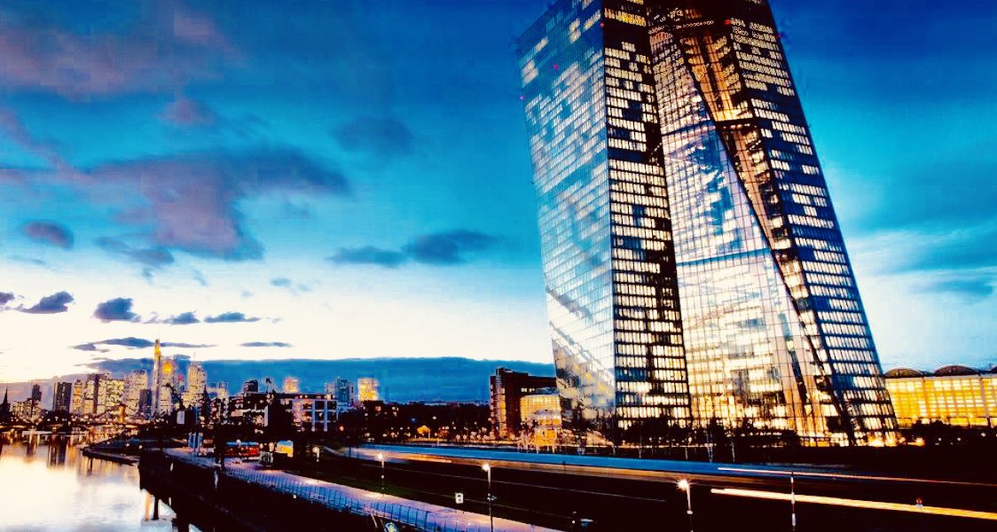 nataliamasguix's tweet photo. Avui acaba el mandat de #MarioDragui a l’@ecb.
El BCE va ser “casa meva” durant 10 anys (2004-2014) i vaig tenir l’honor de veure, en 1a persona, la seva capacitat de lideratge, excel·lència tècnica i (menys coneguda) la seva calidesa humana tb.
Moltes gràcies, President! https://t.co/tyls2WAnBy