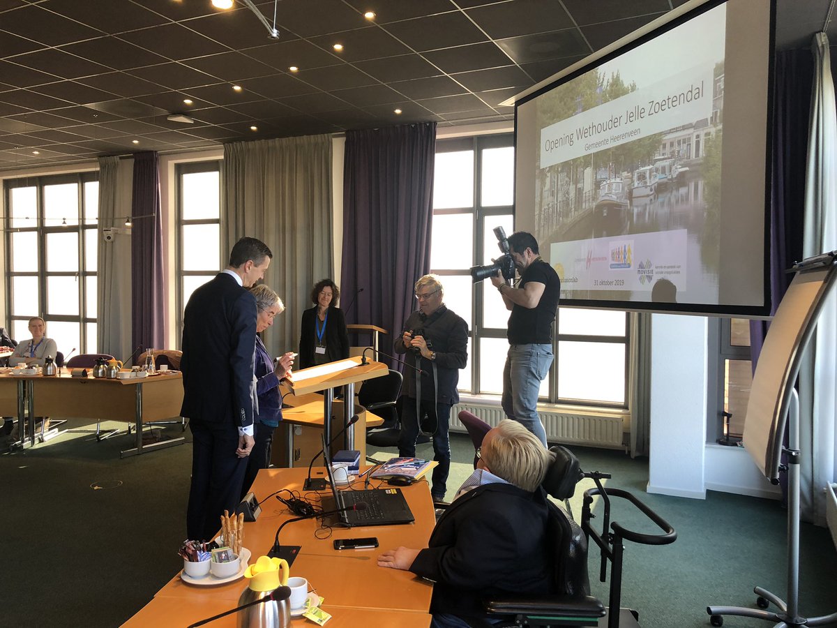 Netwerkbijeenkomst Inclusieve gemeenten met Friese gemeenten in Heerenveen. Na speech @RickBrink_mvgz ondertekent Heerenveen het <a href="/VNGemeenten/">VNG</a> manifest ‘Iedereen doet mee’.