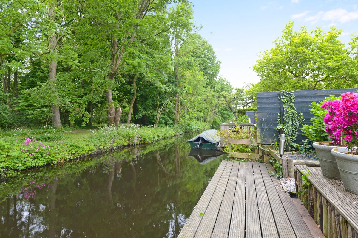 Wil jij wonen aan deze sloot (uitkomend op open vaarwater) en prachtig uitzicht over een landgoed? 
puurmakelaars.nl/aanbod/heemste…
<a href="/puurmakelaars/">PUUR* Makelaars</a> #wonenaanhetwater #huistekoop #houseforsale #heemstede #haarlem