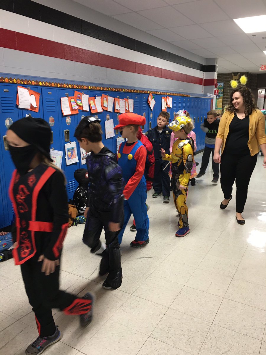 Ocall7890's tweet photo. #OWbears Halloween Parade!! #sd113a https://t.co/2BI8PG7Scf