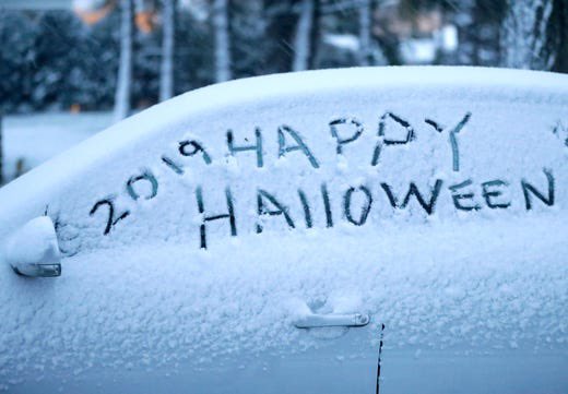 MadelynGWilson's tweet photo. halloween in wisconsin be like https://t.co/JHURa0cKlZ