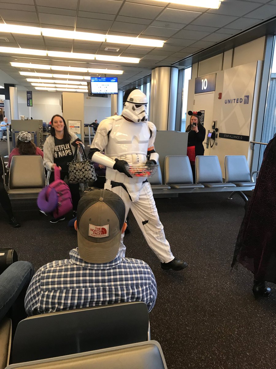 JSebas0419's tweet photo. ⁦@BUFAirport⁩ Happy Halloween from United airlines https://t.co/02tli5mscf