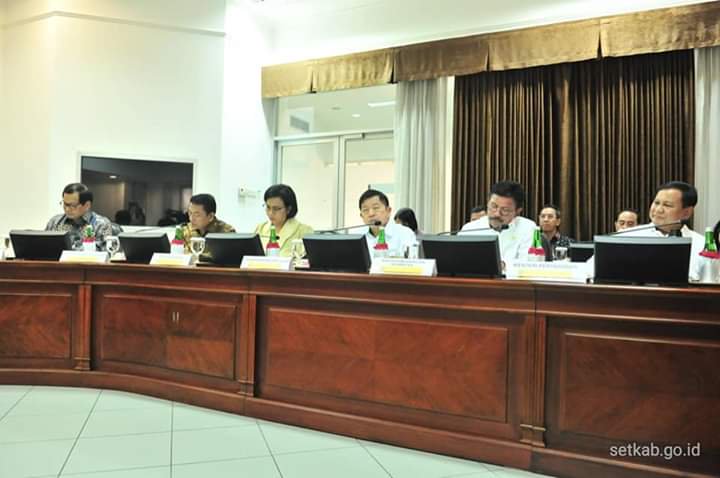 Siang tadi (31/10) bersama sejumlah rekan Menteri Kabinet Indonesia Maju menghadiri Rapat Kabinet Terbatas bidang Politik Hukum dan Keamanan di Istana Merdeka. Kabinet bekerja keras dan cerdas untuk Indonesia Maju. Foto oleh <a href="/setkabgoid/">Sekretariat Kabinet</a>