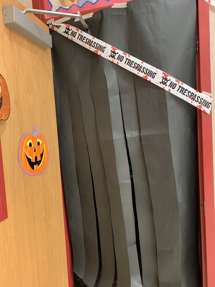 hpettit15's tweet photo. Our classroom became a lavatory where an evil doctor dissected a monster. Ss had to feel the body parts and write descriptions of how they felt! #hstelem https://t.co/kb3fa0vtIB