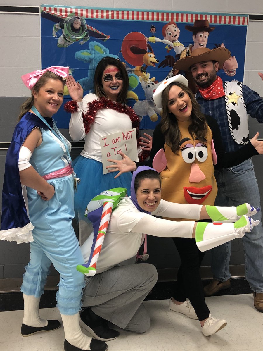 GTEVicky's tweet photo. Happy Halloween from @GTEgators 4th grade! @WSDinfo #halloween2019 #teacherlife I love my team. https://t.co/MGPdvPx0Kx