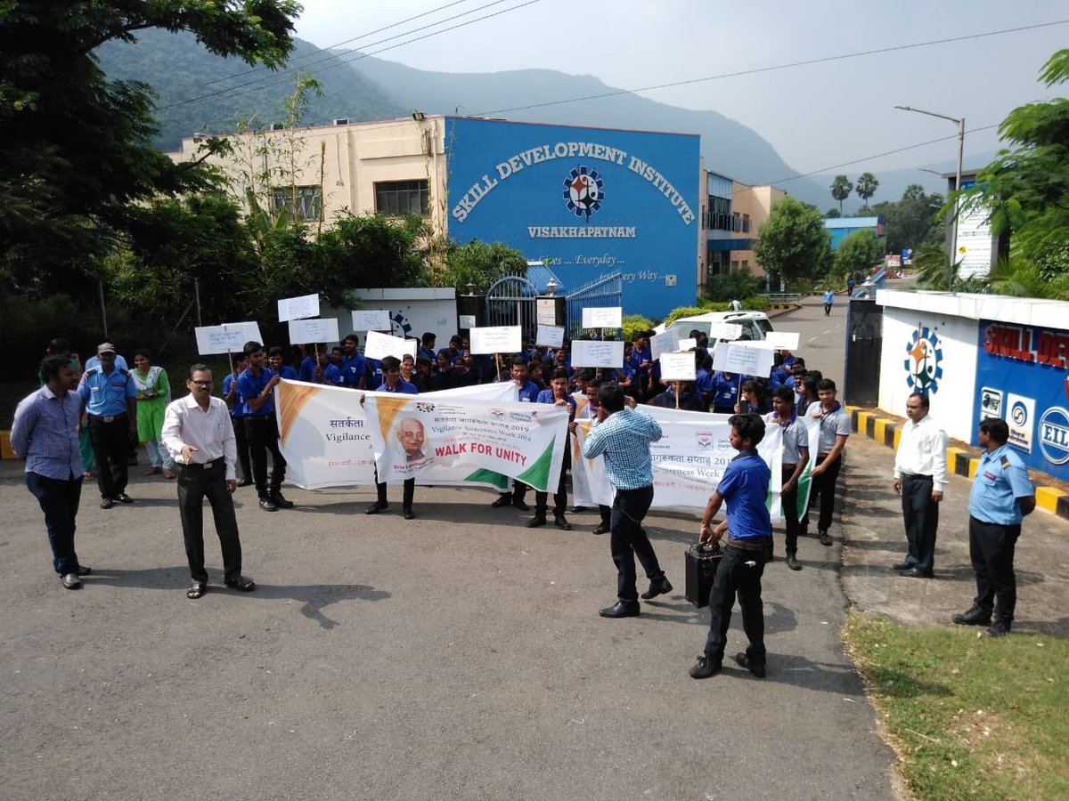 sdivisakh's tweet photo. On the day of Sardar Patel's birth anniversary coinciding with auspicious Nagula Chaturdhi, Run for Unity was undertaken involving thousands of devotees performing pujas at anthills, by administering integrity pledge. Sincere  intentions are blessed with good outcomes🙏 @HPCL https://t.co/fw53BHbqnL