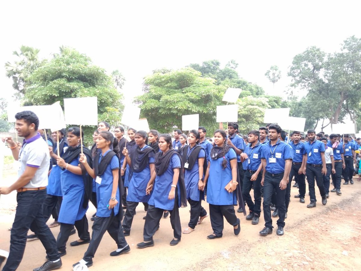 sdivisakh's tweet photo. On the day of Sardar Patel's birth anniversary coinciding with auspicious Nagula Chaturdhi, Run for Unity was undertaken involving thousands of devotees performing pujas at anthills, by administering integrity pledge. Sincere  intentions are blessed with good outcomes🙏 @HPCL https://t.co/fw53BHbqnL