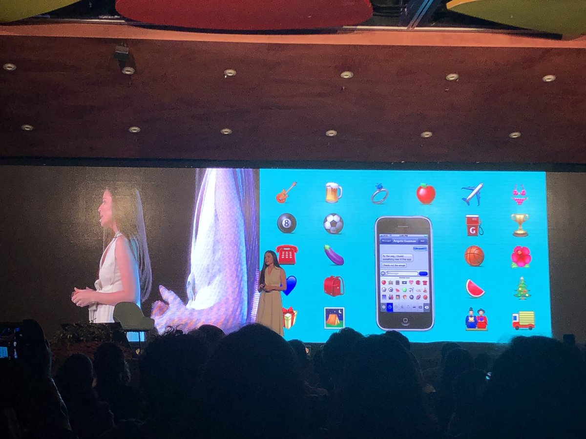 je_mapau's tweet photo. Creadora de emojis en Apple hablándonos de cómo llegó a Silincon Valley y cómo ir “pa’ adelante”. @agzmn #ILA19 #ILAMED 🤩 https://t.co/SlOkMkniD1