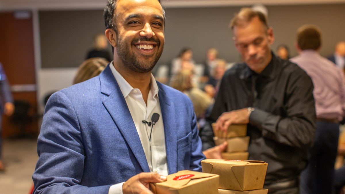 SmithBusiness's tweet photo. Last night, alumni gathered at #SmithToronto to connect with @nytimes bestselling author and Smith grad, @NeilPasricha, BCom'02, as he talked about his soon-to-be-released book, #YouAreAwesome, copies of which he signed and gave to guests. Photos from #SmoothStudios. https://t.co/TavtKDW8wL