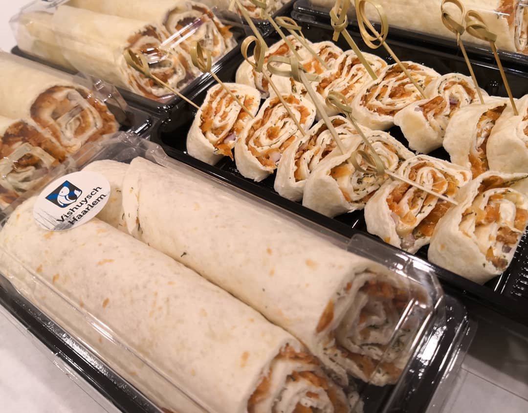 vishuysch's tweet photo. Terug van weggeweest in de #viswinkel.
De #zalmwrap! Lekker voor de lunch of als borrelhapje. #Vishuysch Haarlem, #vis, #Haarlem, #Heemstede, #Vijfhuizen, #Hillegom, #Bloemendaal.
https://t.co/SWr6X9Af57 https://t.co/kpibQjD4tW