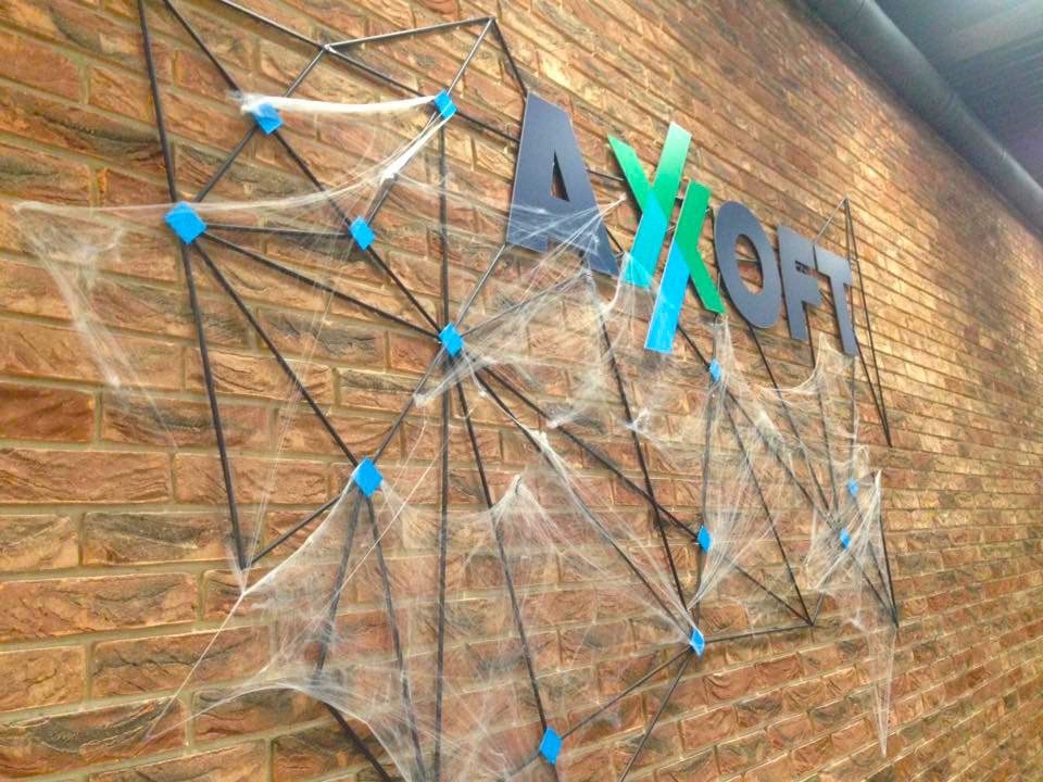 Axoft_Int's tweet image. 🎃 Небольшая подборка тематических фото из офиса Axoft, украшенного в честь Хэллоуина.
😈 Тыквы, паутина, летучие мыши и праздничное настроение — все, что нужно для &quot;ужасного&quot; дня!
👻 Друзья, ждем всех желающих в гости!

#axoft #halloween