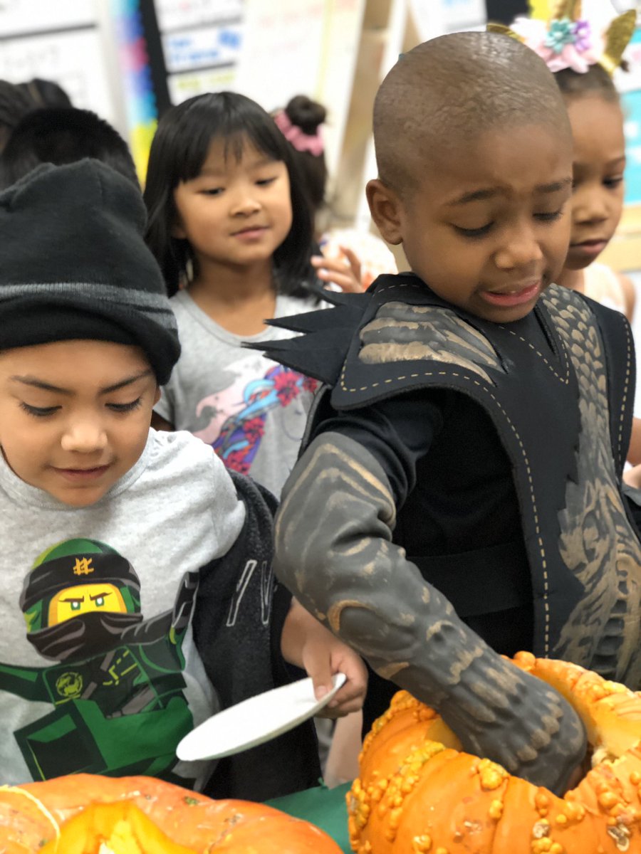 AguilarLearning's tweet image. Students make tens and ones using PUMPKIN GUTS! 🤪🎃👻 @NISDMead @math_mead @NISD #SpookyMath #GoPublic #RootedMead