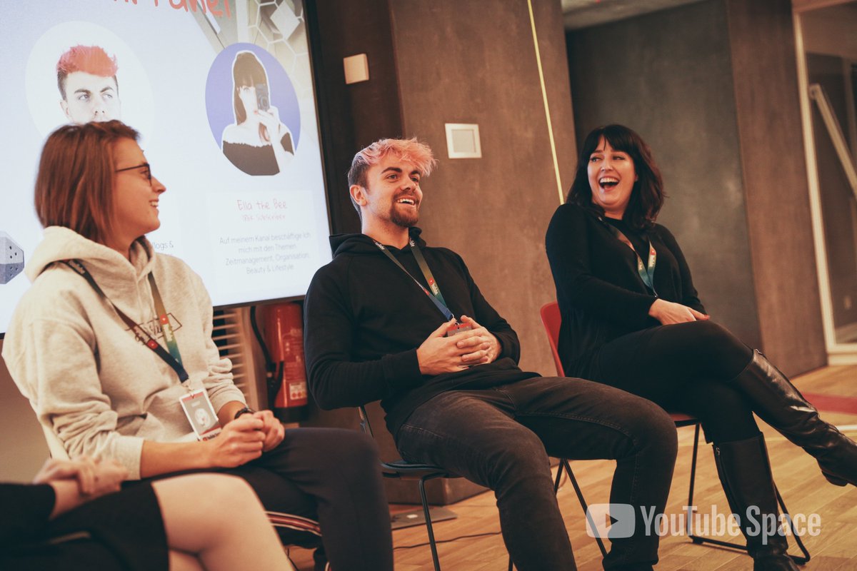 YouTubeSpaceBer's tweet photo. Tag 3 von #YTNextUp war fantastisch!
Erstmals ging es für die EduTubers rund um das Thema Beleuchtung 💡 Im Anschluss gab es von NextUp-Alumni @annikazion @simonwill_ @EllaTheBee einige Profi-Tipps für das heutige Shooting! 🎥💫 https://t.co/IxPNK3qahJ