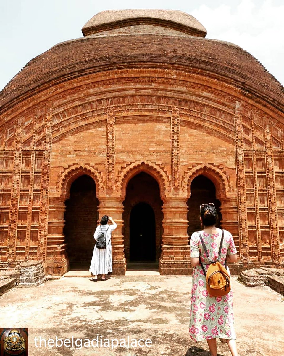 Rasika Ray temple surrounded by the fortress walls of Haripur is chronicled in  Akbar’s biography 'Akbarnama.'

Reposted Via IG @thebelgadiapalace
Featured 📸 Pratapur Village

#OdishaTourism #Odishaaah #RoyalHomestays #Mayurbhanj #belgadiapalace