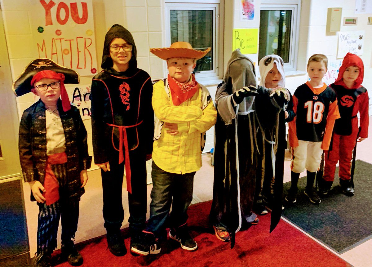 Bellevue_Ind's tweet photo. Ghouls, pirates and all sorts of creatures are already haunting the halls of Grandview Elementary. It's going to be a spooky day! #LoveTheBOO #LoveTheVue #halloween2019 https://t.co/LQc73LRJcE