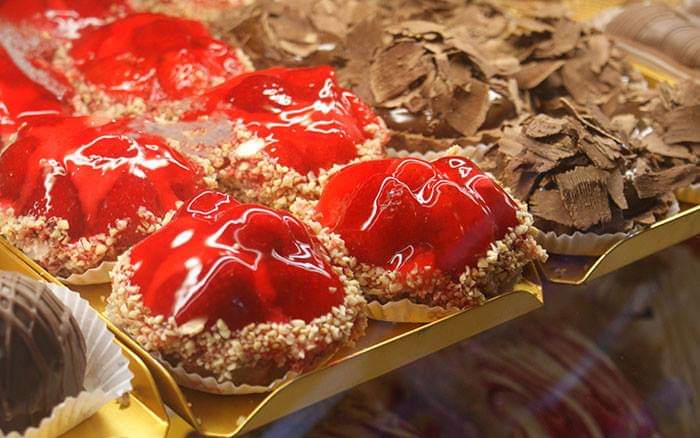 JrOsvaldao's tweet photo. Quinta feira é dia super doce. Essa tortinha geladinha cai super bem às amigas e amigos!
@gloria_vanique @vazluiza @GisseleSilvs @Rossara @martasilva74gm1 @rubiamenezes3 @natyariede @sabina_simonato @marianaaldano @DJWALMIR @MJuniorGuedes @CarlosMoraes51 @NiltonCostaOli1 https://t.co/6HFuaMjOID