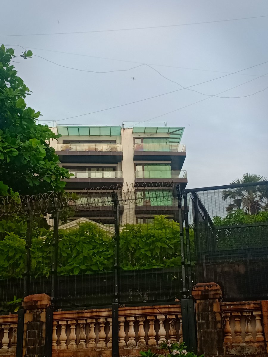 TeamSRKWarriors's tweet photo. Live Photos from Mannat, FANs have already started gathering at Mannat! 😍
#2DaysForKINGsBDAY https://t.co/r7PHZYoOGp