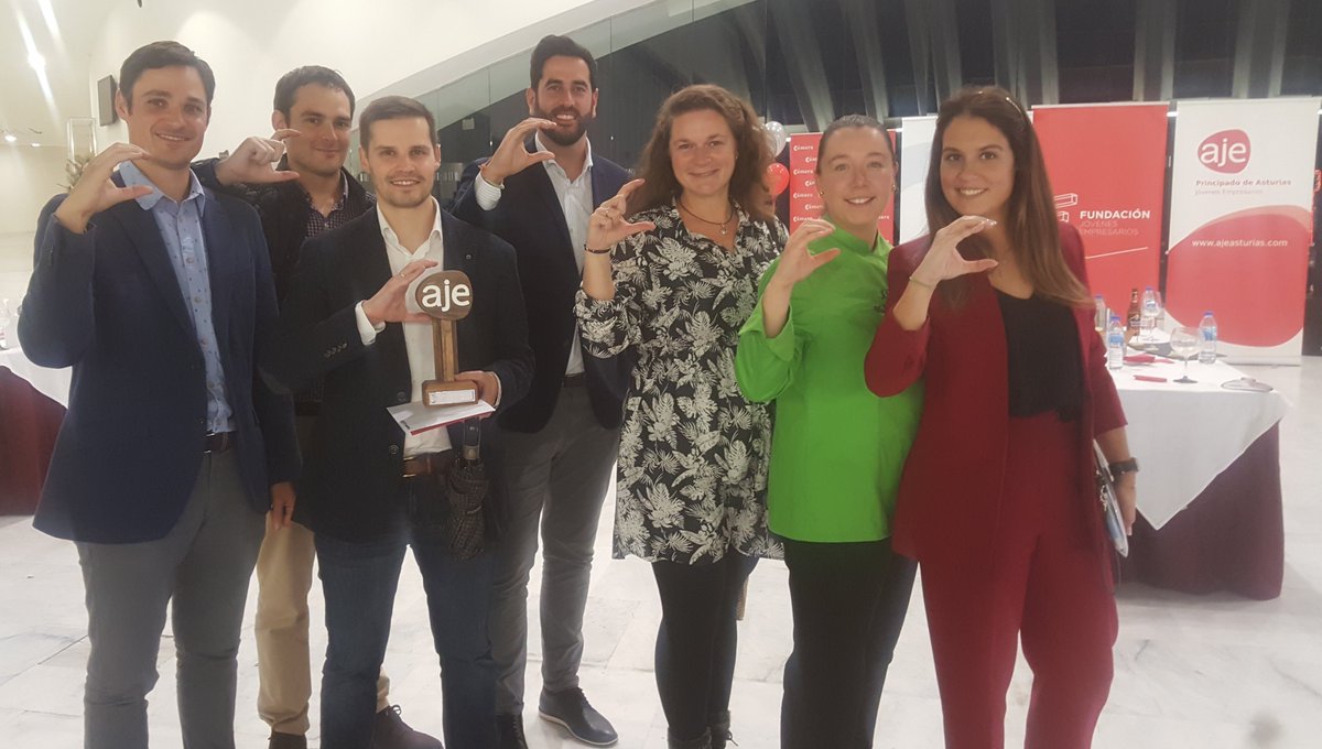 <a href="/CarmenCriesgo/">Carmen Riesgo</a> con cliniqueros de distintas ediciones @Rubenghidalgo <a href="/uevents_spain/">UEvents</a> <a href="/conectindustria/">Conecta</a> <a href="/ASTURsabor/">𝕒𝕤𝕥𝕦𝕣𝕤𝕒𝕓𝕠𝕣</a> apoyando a @Norman_Suarez de <a href="/CuicuiStudios/">Cuicui Studios</a> #CLINIC2012, Accésit Innovación en Premios <a href="/AJEASTURIAS/">ajeasturias</a> 2019.
Con la C de Compromiso, C de CLINIC
#orgullocliniquero