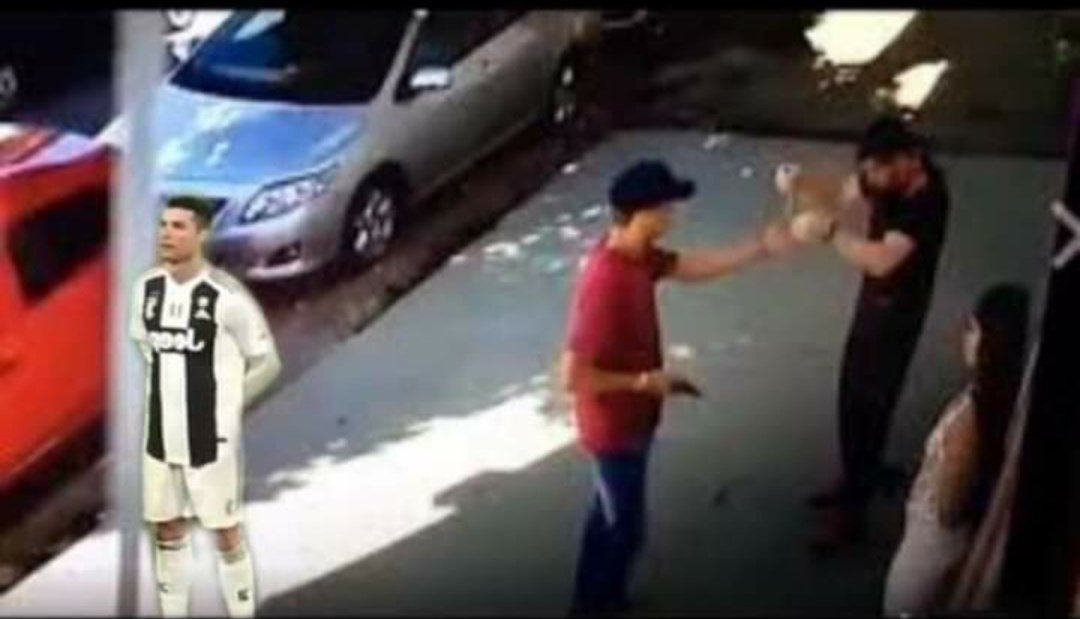 AlvinEth_'s tweet image. o cara assaltando e CRISTIANO RONALDO dando cobertura...
esse é o ídolo de vocês?
vergonha!😡😡