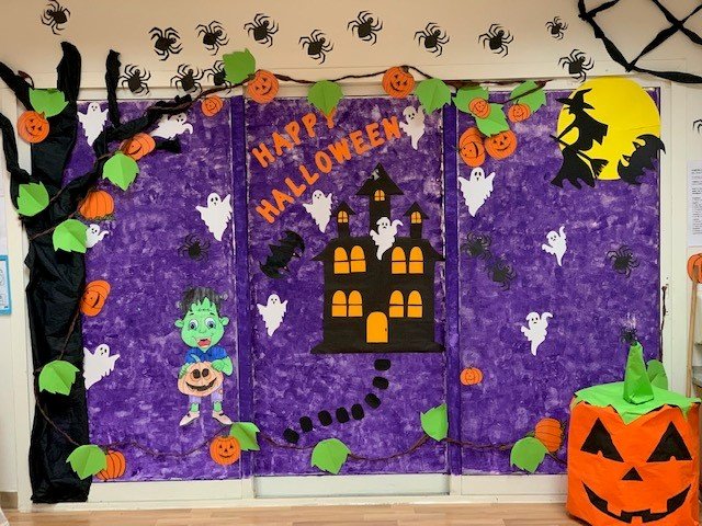 Clay Dough painting and trick or treating with healthy fruit baskets! <a href="/EmiratesHillsRN/">Emirates Hill | Raffles Nursery</a> <a href="/dubaimoms/">Dubaimoms</a> @EYNpartnership <a href="/SassyMamaDubai/">Sassy Mama Dubai</a> 
#RNcuriositycreates