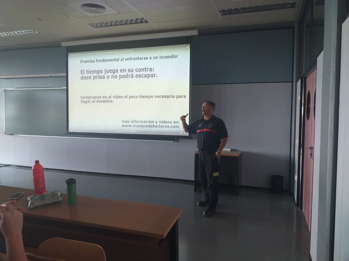 umh1898's tweet photo. Comienza la primera sesión del V seminario de Salud Laboral y Valoración Médica en la titulación de @relabUMH

Aprendiendo sobre la Seguridad en Incendios🔥 de manos del Bombero D.José Maria Piña

👏👏👏🚨🚒🚒🚒🚨👏👏👏 https://t.co/icjsOZjAq1
