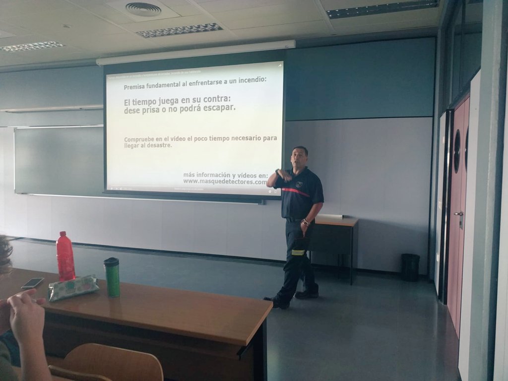 umh1898's tweet photo. Comienza la primera sesión del V seminario de Salud Laboral y Valoración Médica en la titulación de @relabUMH

Aprendiendo sobre la Seguridad en Incendios🔥 de manos del Bombero D.José Maria Piña

👏👏👏🚨🚒🚒🚒🚨👏👏👏 https://t.co/icjsOZjAq1