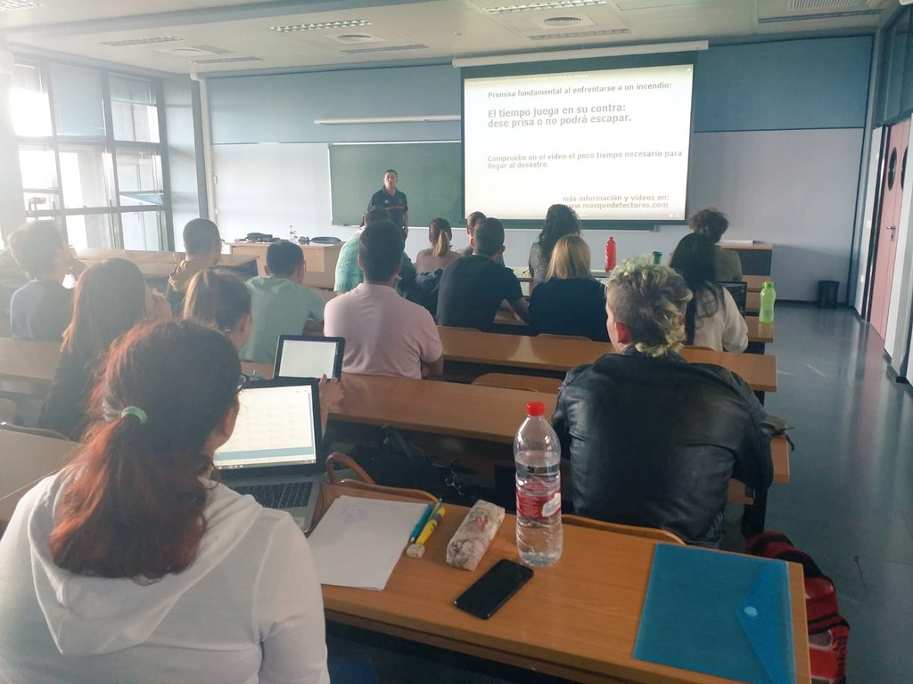 umh1898's tweet photo. Comienza la primera sesión del V seminario de Salud Laboral y Valoración Médica en la titulación de @relabUMH

Aprendiendo sobre la Seguridad en Incendios🔥 de manos del Bombero D.José Maria Piña

👏👏👏🚨🚒🚒🚒🚨👏👏👏 https://t.co/icjsOZjAq1