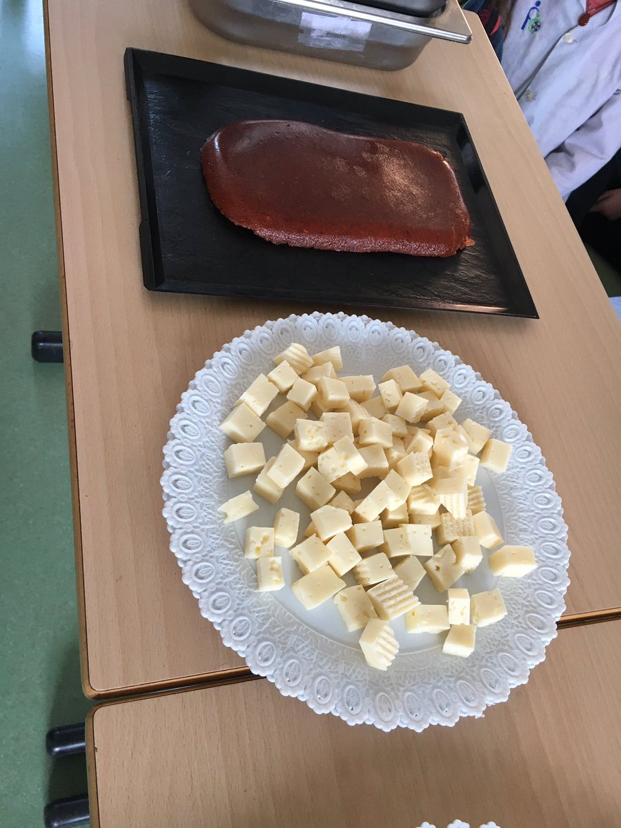 FEDACGironella's tweet photo. Els grans elaborem codonyat tot treballant els productes de tardor. És boníssim! #fedacgironella #passióxeducar #avuixdemà #tardor #codonys #castanyada https://t.co/m3N7UbmKAX