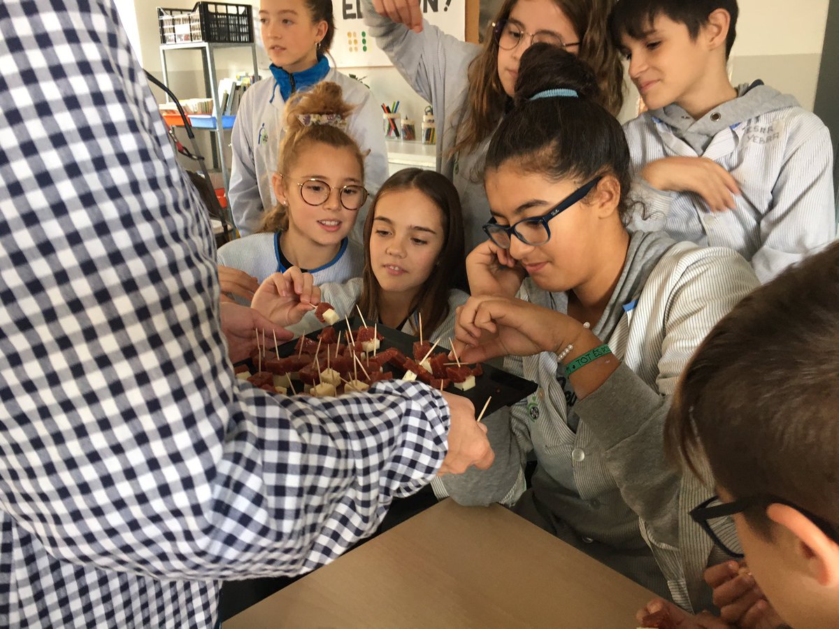 FEDACGironella's tweet photo. Els grans elaborem codonyat tot treballant els productes de tardor. És boníssim! #fedacgironella #passióxeducar #avuixdemà #tardor #codonys #castanyada https://t.co/m3N7UbmKAX