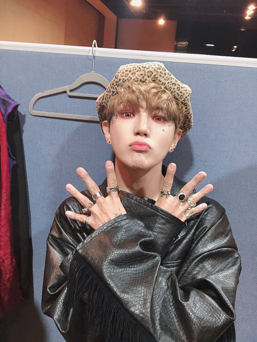 official_ACE7's tweet photo. [#에이스_동훈]
초이스!! 오늘 엠카 무대 했는데ㅎㅎ
저희는 컴백무대라 그런지 더 떨리고 즐거웠습니다 ㅎㅎ
내일 뮤뱅에서 봐용 
삐딱선 화이팅👍
#에이스 #초이스 #ACE #CHOICE 
#삐딱선 #SAVAGE #ACE_COMEBACK https://t.co/COqrbYflmq