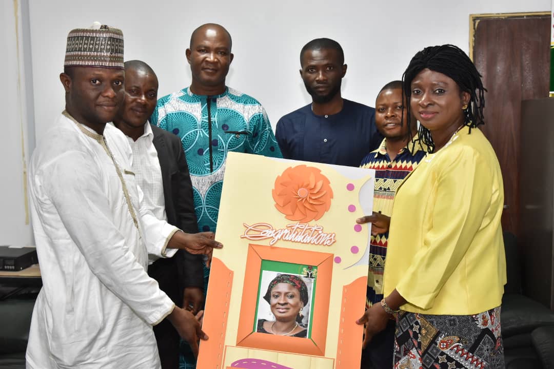 FMWR_Nigeria's tweet photo. Mr Francis C.N Uzoma, National President @BODAN70771304) this morning paid a courtesy visit to the Director, Water Resources Planning and Technical Support Services, Mrs Alice Ojowu. (Presentation of a Congratulatory Card to the Director) https://t.co/sqUOjz7Zwd