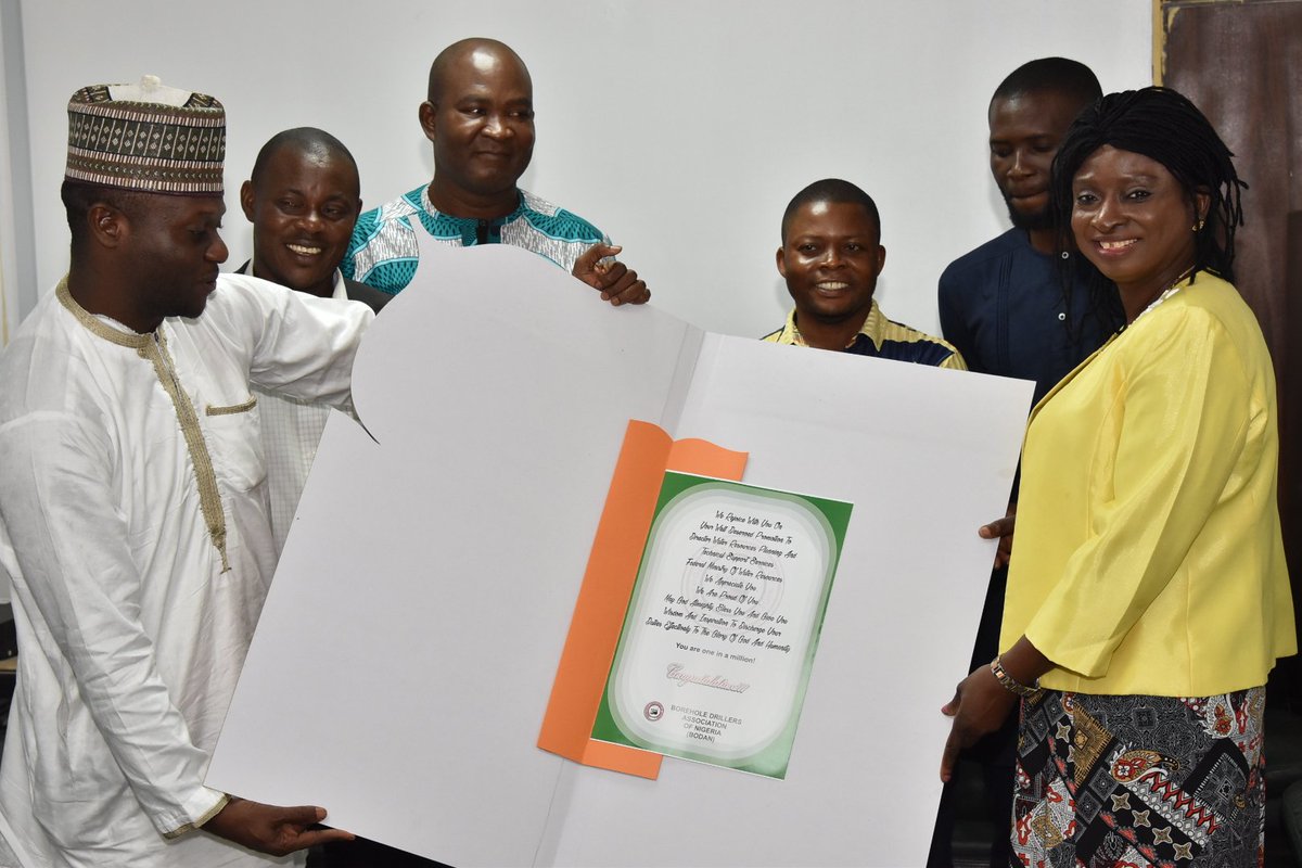 FMWR_Nigeria's tweet photo. Mr Francis C.N Uzoma, National President @BODAN70771304) this morning paid a courtesy visit to the Director, Water Resources Planning and Technical Support Services, Mrs Alice Ojowu. (Presentation of a Congratulatory Card to the Director) https://t.co/sqUOjz7Zwd