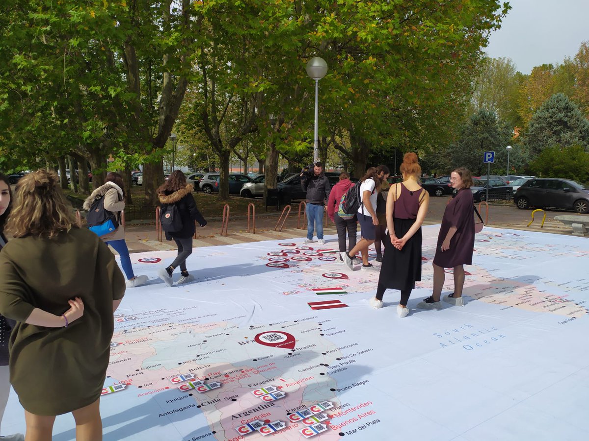 GiantMap's tweet photo. We have inaugurated the Giant Interactive Map of the UCM languages on the 29th and 30th this week. A unique experience, thanks to QR technology, the languages that are taught at the Faculty of Philology and Complutense languages have been promoted. 
@FilologiaUCM @jmlucia https://t.co/DUufzqjDVv