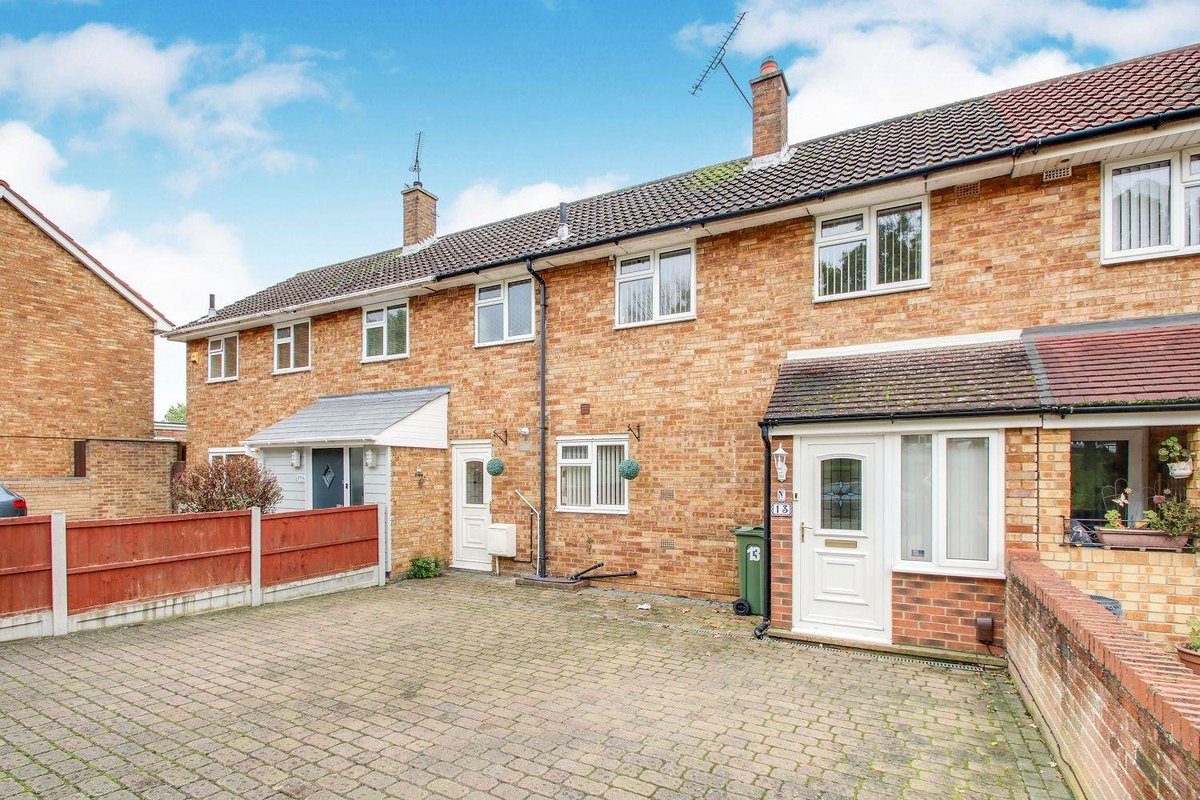 Basildonhaart's tweet photo. Call now and book in an internal viewing for this immaculate three bedroom semi detached house in Quendon Road https://t.co/VrJQme5rmb https://t.co/N6YyFfeUo1