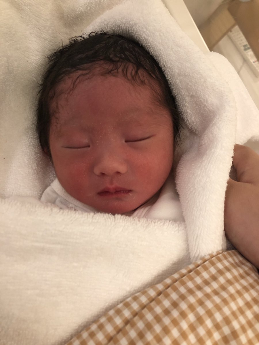 chim_0428's tweet photo. 今日の17時17分に2572gの女の子
出産できました！！やっと会えたね😢❤️
3年越しでやっと抱けた我が子🥺❤️❤️
これから家族みんなで沢山思い出
作っていこうね❤️産まれてきてくれて
ありがとう。そしてよく頑張ったね！
お疲れ様❤️私のお股は死亡して
疲れてるのに全く寝れません。辛っ😂 https://t.co/ZjhWRgRFXa