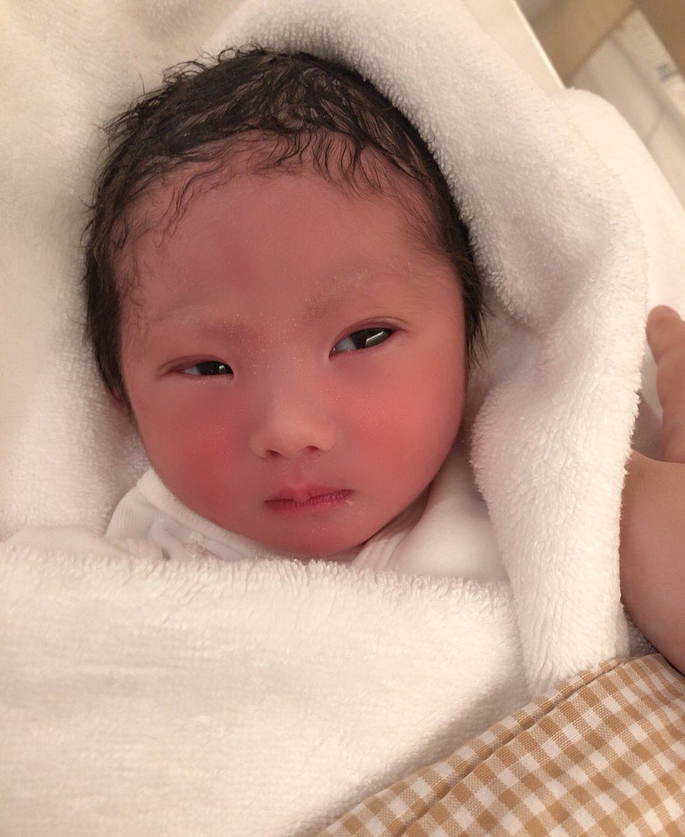 chim_0428's tweet photo. 今日の17時17分に2572gの女の子
出産できました！！やっと会えたね😢❤️
3年越しでやっと抱けた我が子🥺❤️❤️
これから家族みんなで沢山思い出
作っていこうね❤️産まれてきてくれて
ありがとう。そしてよく頑張ったね！
お疲れ様❤️私のお股は死亡して
疲れてるのに全く寝れません。辛っ😂 https://t.co/ZjhWRgRFXa