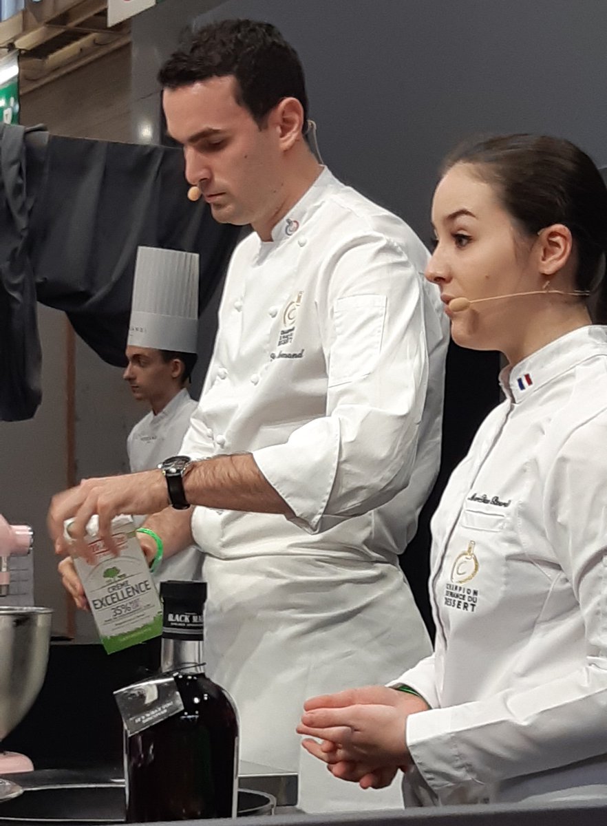 Cultures_sucre's tweet photo. #SalonduChocolat Demonstration en direct des Champions de France du #Dessert : Yoann Normand, Marie-diana Bourdil. #pastryshow https://t.co/yioTw665qt