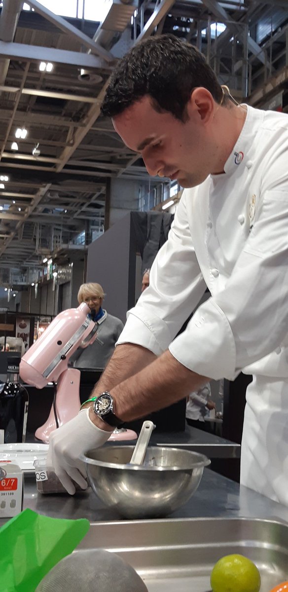 Cultures_sucre's tweet photo. #SalonduChocolat Demonstration en direct des Champions de France du #Dessert : Yoann Normand, Marie-diana Bourdil. #pastryshow https://t.co/yioTw665qt