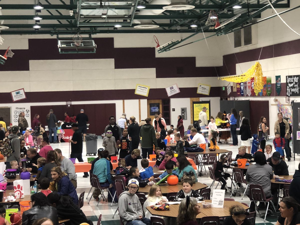 amyskelly's tweet photo. Families and students enjoying art work and trunk or treat! https://t.co/OVEDt0otFc