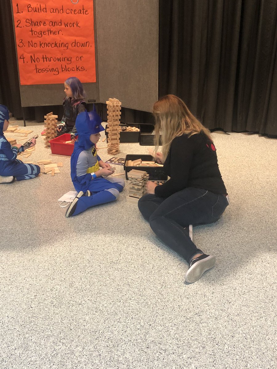 amyskelly's tweet photo. Families and students enjoying art work and trunk or treat! https://t.co/OVEDt0otFc
